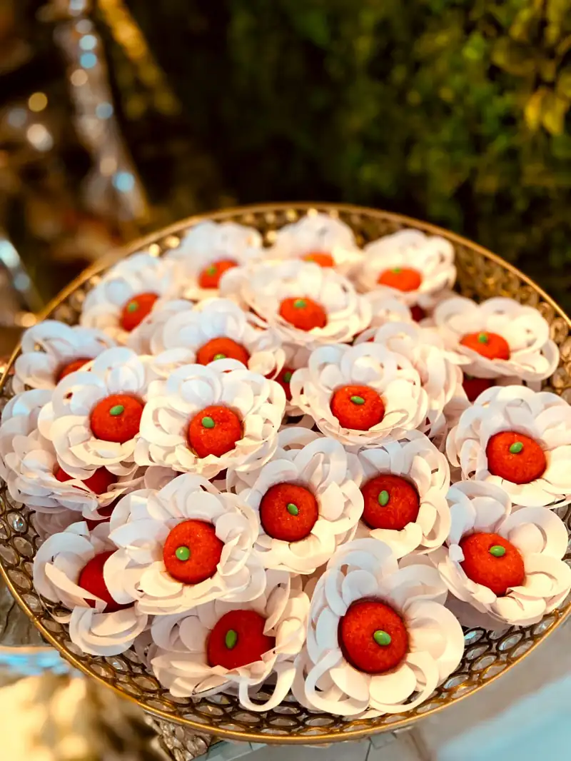 Brigadeiros tradicionais — forminhas flor, brigadeiro, beijinho, paçoca e moranguinho
