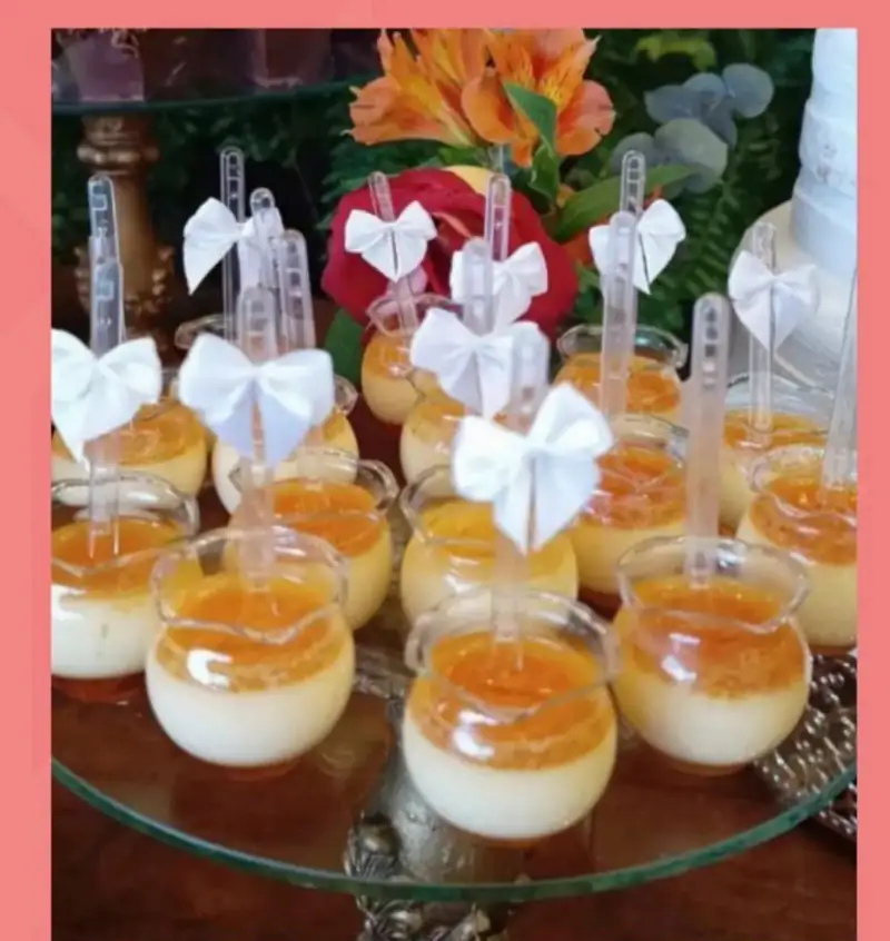 Mini Pudim em potes de vidro 30 ml — leite Moça e calda caramelizada